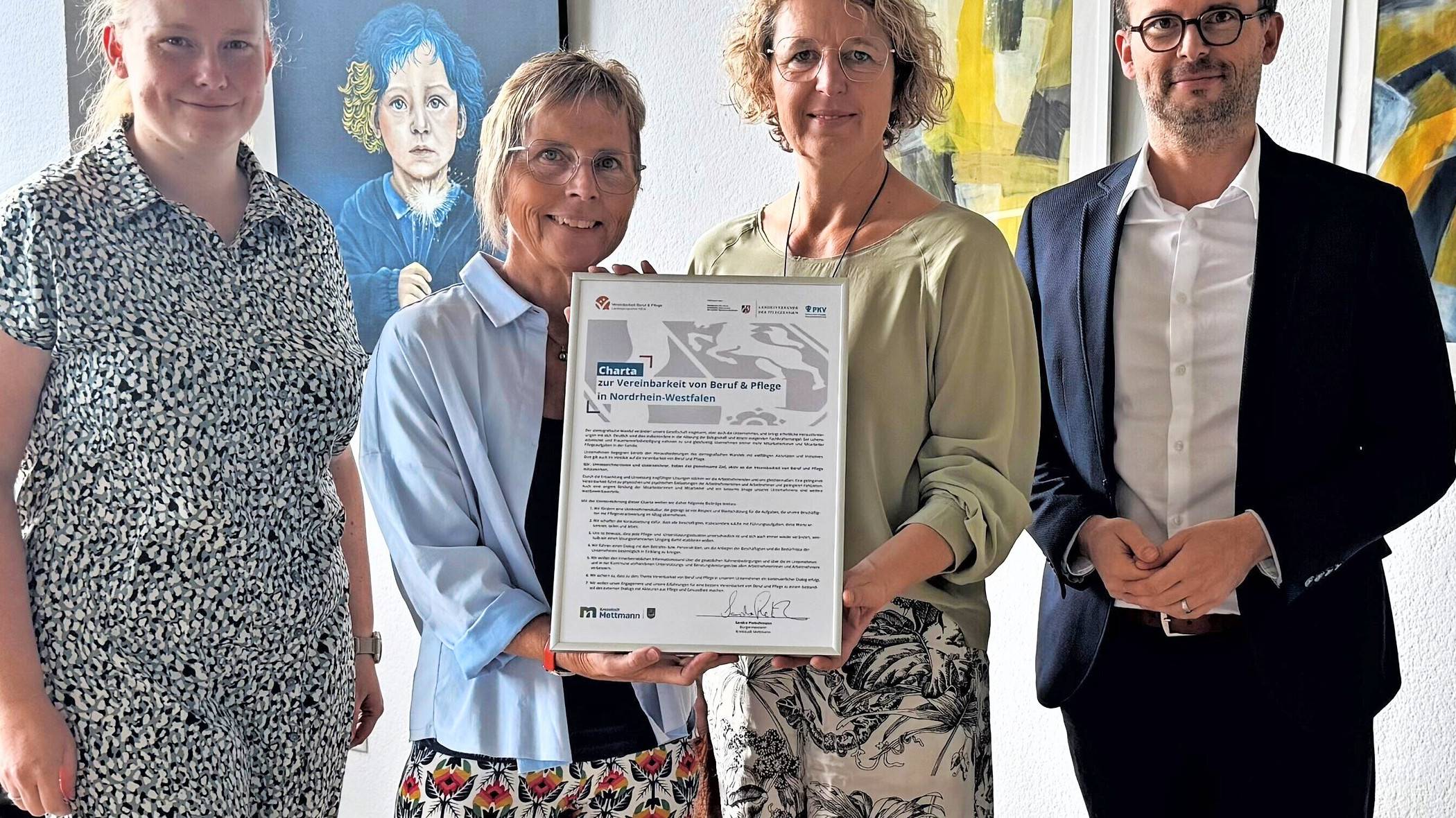 Bürgermeisterin Sandra Pietschmann präsentiert zusammen mit Waldemar Suchan, Leiter des Amtes für Zentrale Dienste, Personal und Organisation, Christin Jäger, Leiterin Personalmanagement (l.) und Claudia Thienenkamp, Betriebliches Eingliederungsmanagement, die Charta zur Vereinbarkeit von Beruf und Pflege.