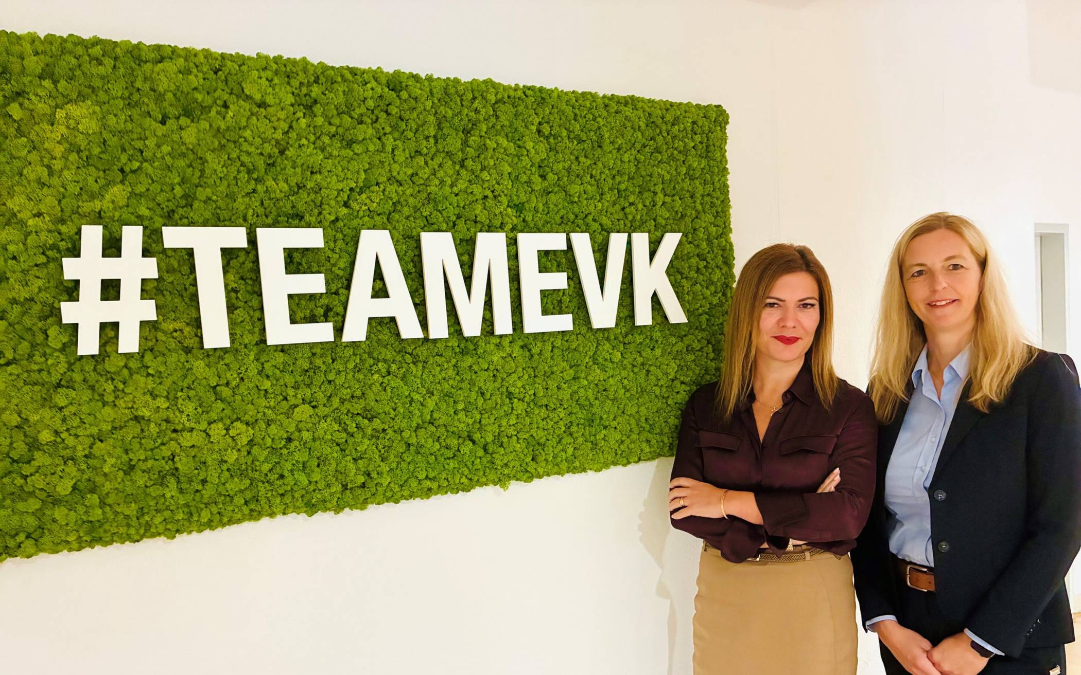 Katrin Aulenkamp (re.) verstärkt ab dem 1. Oktober 2025 die Geschäftsführung (Geschäftsführerin Llerandi Pulido, li.) im Evangelischen Krankenhaus Mettmann und übernimmt die Position der Kaufmännischen Leitung als Nachfolge für Mirja Hengstenberg.