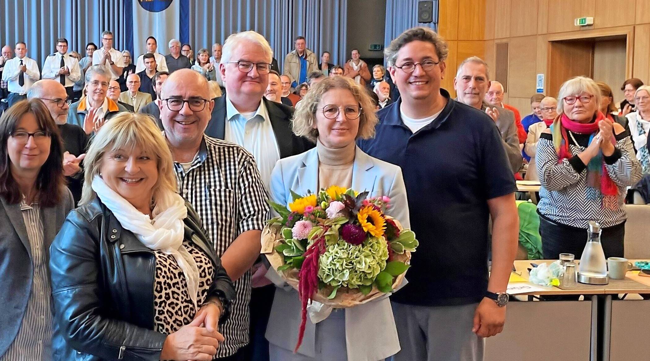Großer Beifall für Bürgermeisterin Sandra Pietschmann in ihrer letzten Ratssitzung, hier mit Iris Jakob, Ratsangelegenheiten, der Beigeordneten Veronika Traumann, dem  eigeordneten Marko Sucic, Hausjustiziar Dr. Richard Bley und dem Technischen Beigeordneten Tobias Janseps (v. l.). (Foto: Kreisstadt Mettmann).