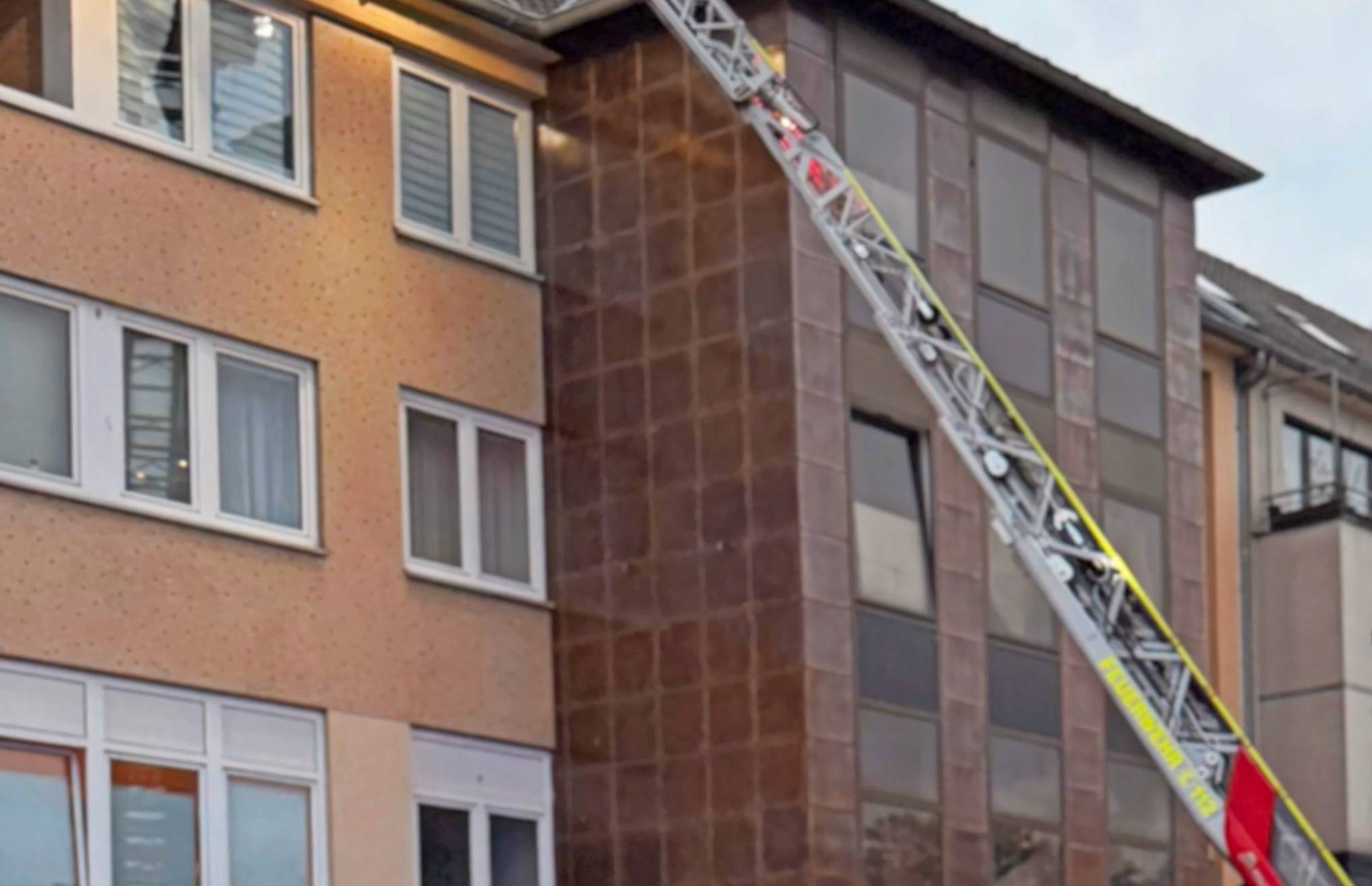Eine Drehleiter wurde umgehend zur weiteren Erkundung vor dem Gebäude in Stellung gebracht.   