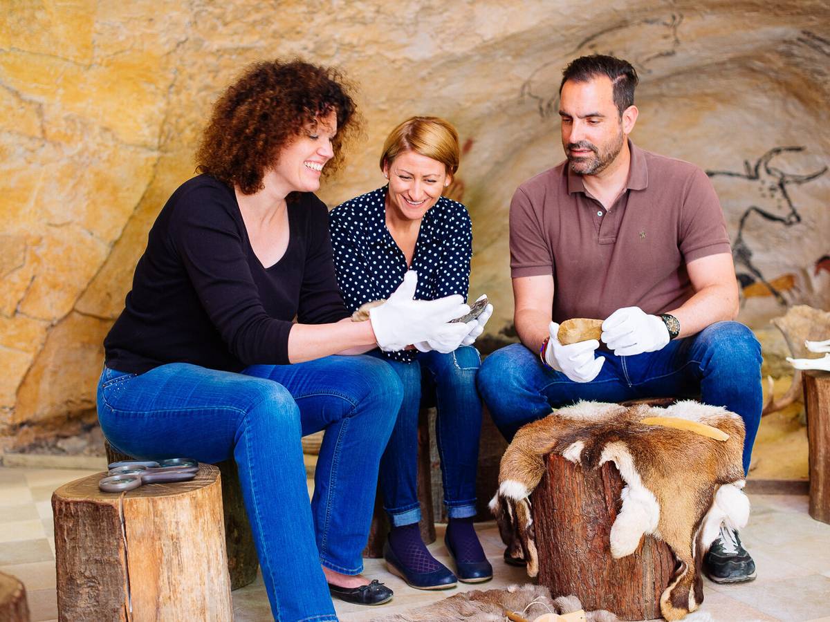 Fachleute prüfen Objekte aus Stein und Knochen