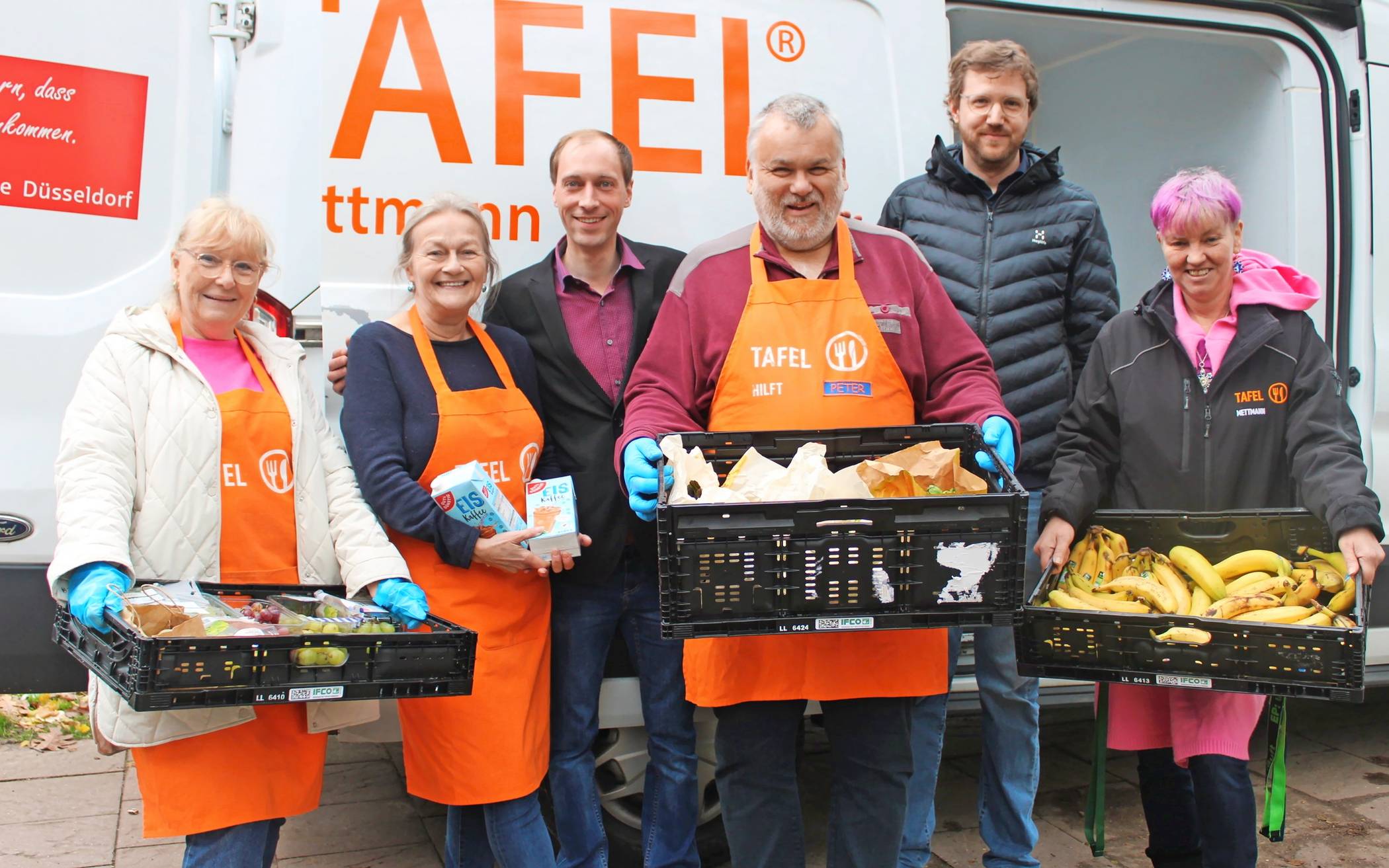 Tafelleiter Simon Wilde (3. von links)