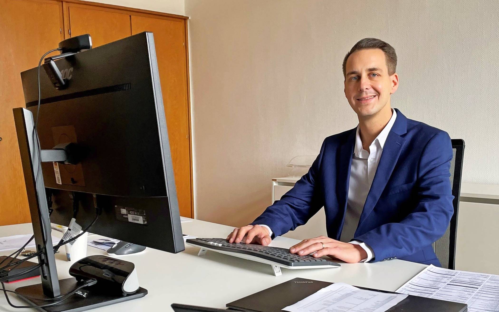 Bürgermeister André Bär an seinem neuen Arbeitsplatz im Rathaus.   