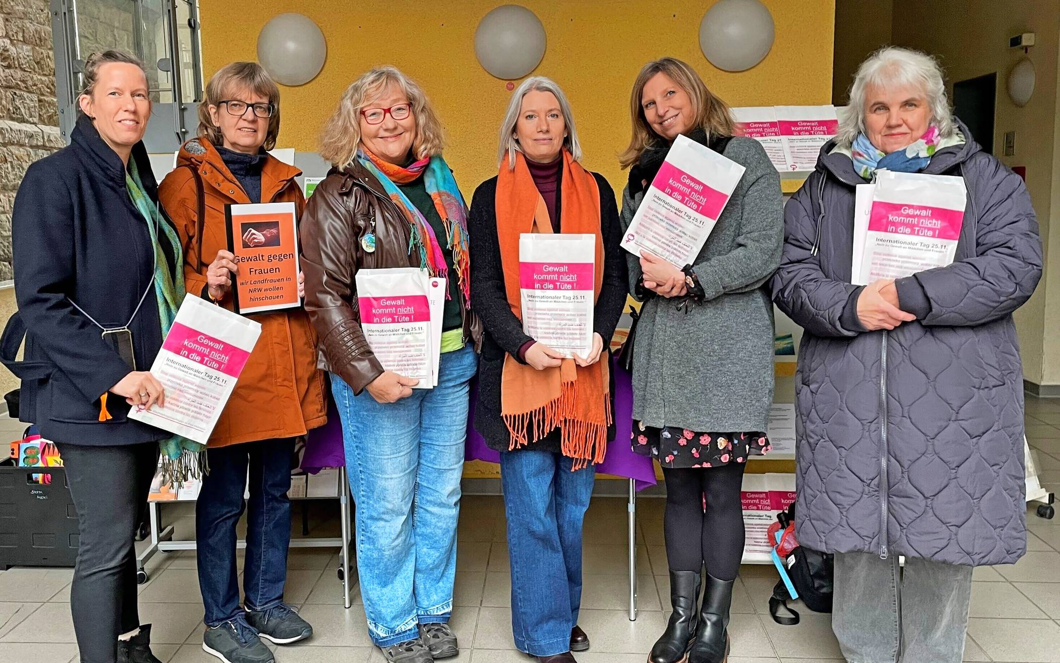 Von links: Claudia Kamprolf, Ratsfraktion „Die  Grünen“,  Sigrid Rüttger, Landfrauen, Heike Linnert, Ratsfraktion „Die Grünen“ und Mitglied bei Oma gegen Rechts, Karen Brinker, Gleichstellungsbeauftragte, Alexandra Herbertz, SKFM, und Annegret Faßbach.