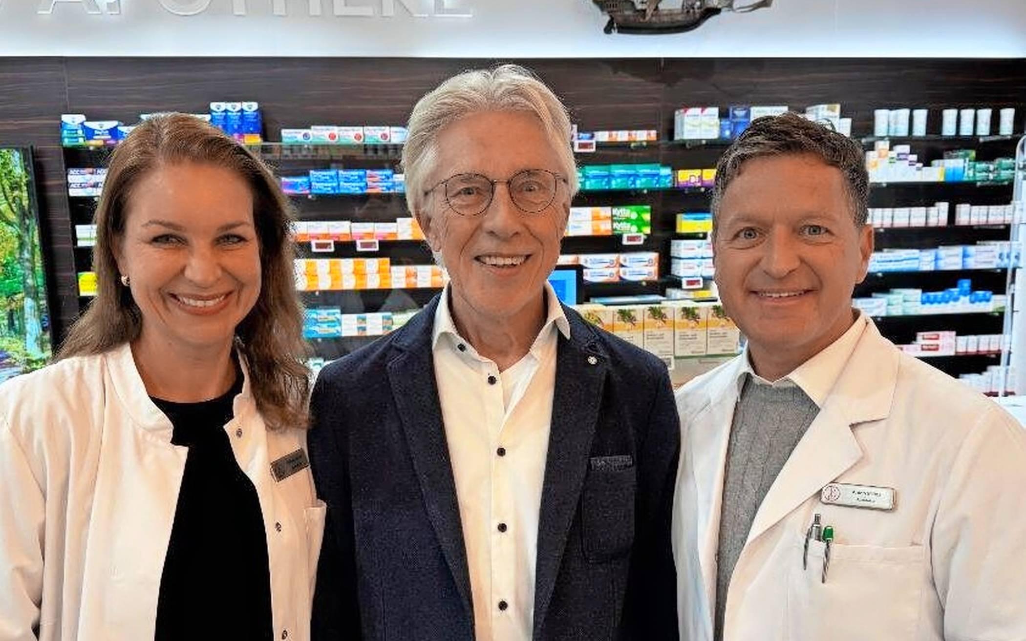 Die Apotheker Wiebke und Anton Meins mit Dr. Jürgen Winkelmann vom Kinderschutzbund.