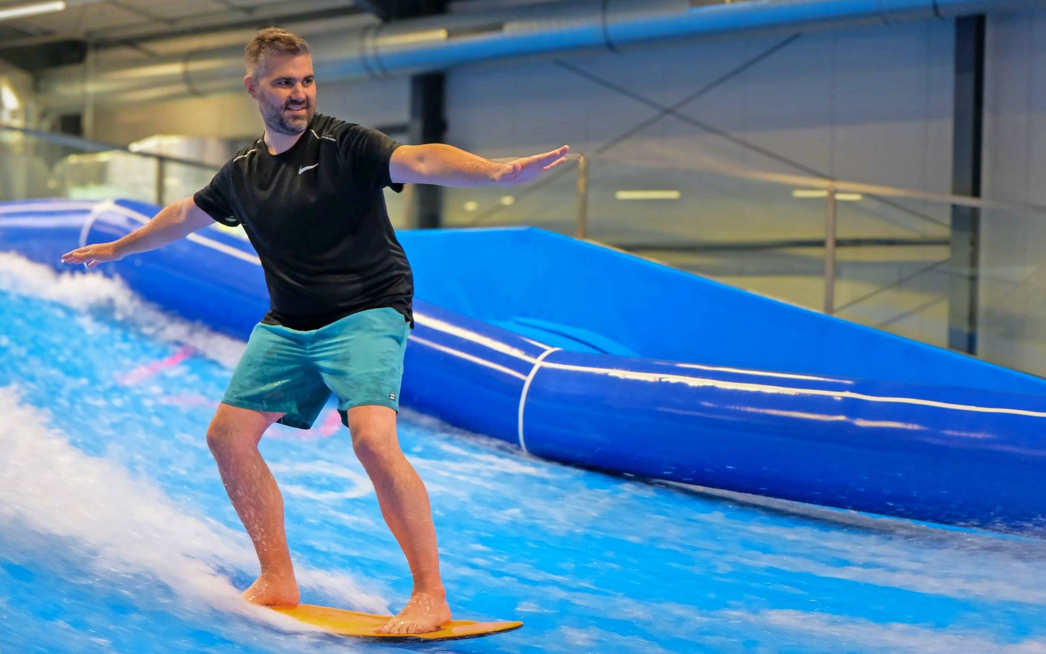  Der Chef hat den Bogen raus: Nils Pinkert steigt auch gerne selbst aufs Brett und reitet seine Welle. 