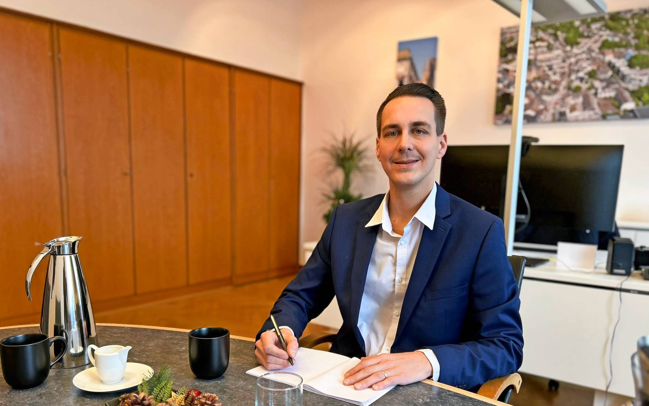  Bürgermeister André Bär in seinem Büro im Rathaus.   
