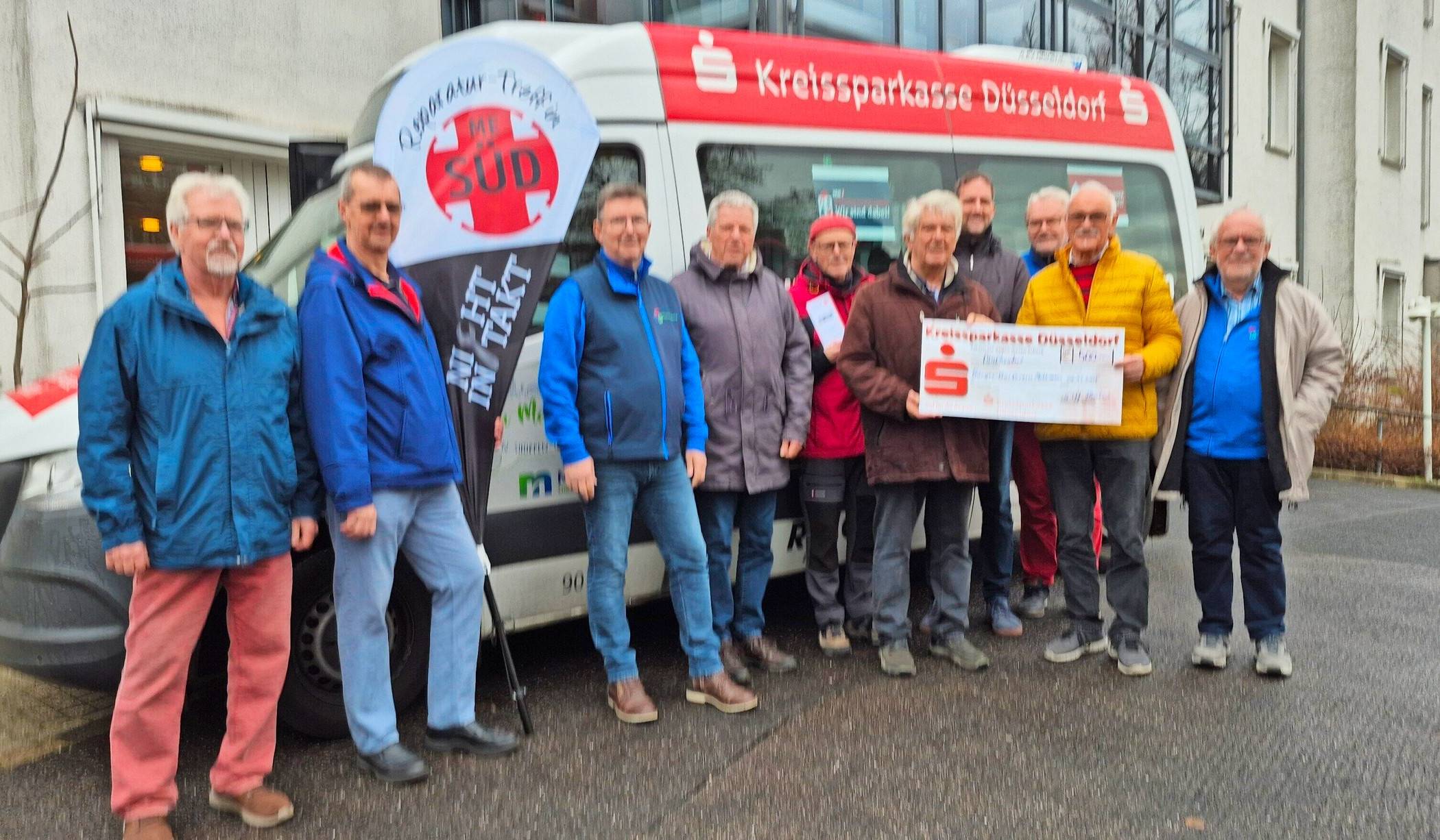 Verantwortliche des Nicht-Intakt-Treffs überreichen dem Vorstand