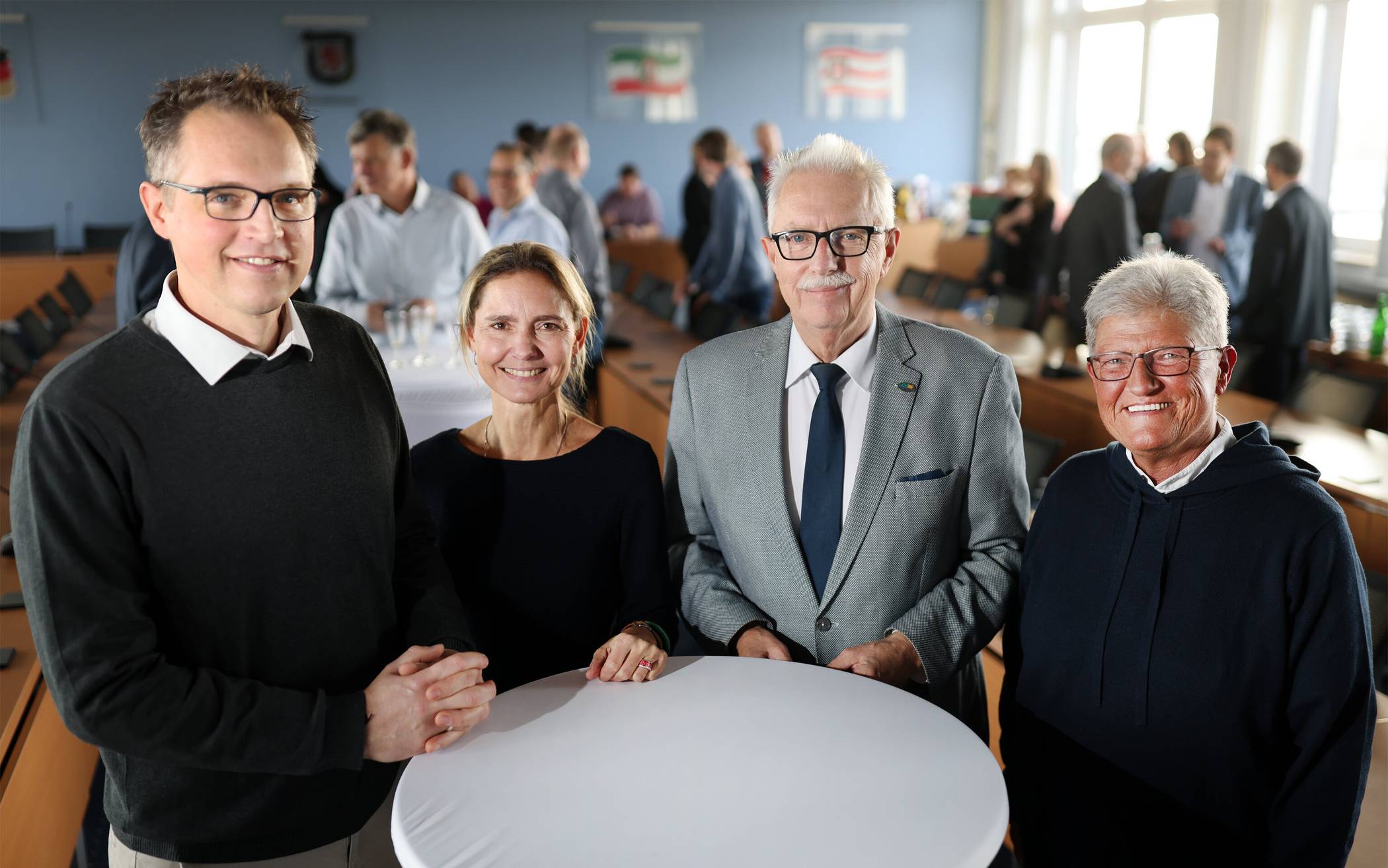 (v.li.) Tobias Dupke, Landrätin Dr. Bettina