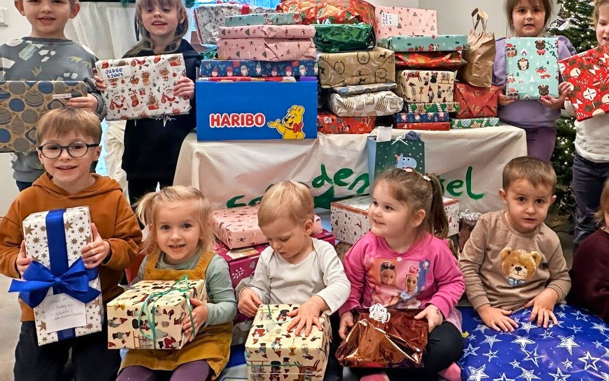 Viele liebevoll eingepackte Spenden wurden vor