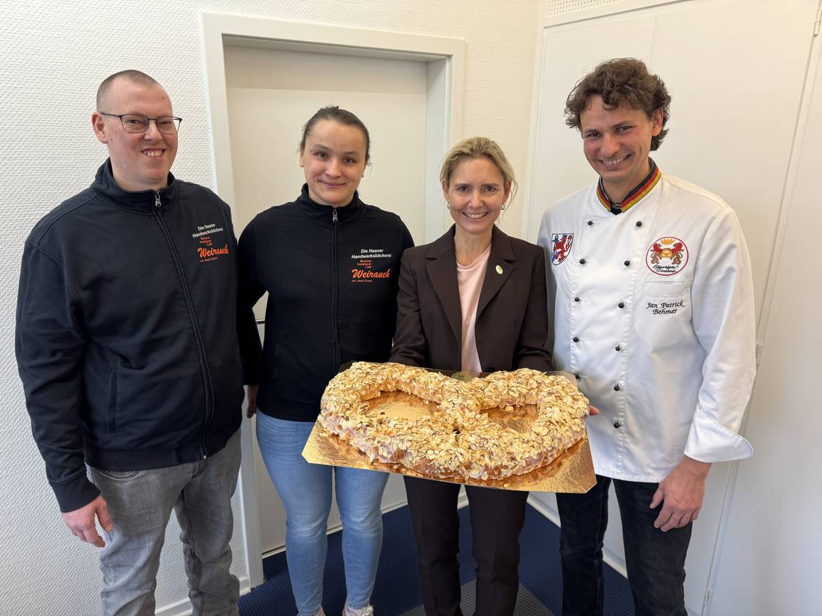 Bäcker-Innung überreicht Neujahrsbrezel an Landrätin