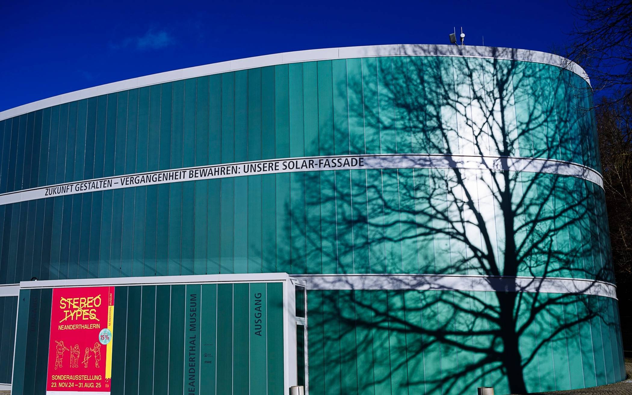  Die Solarfassade des Neanderthal Museums. 