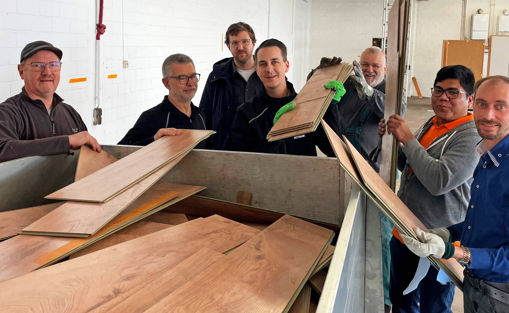  Auch Bürgermeister André Bär machte sich unlängst ein Bild von den Fortschritten der Umbauarbeiten im künftigen Domizil der Mettmanner Tafel. 