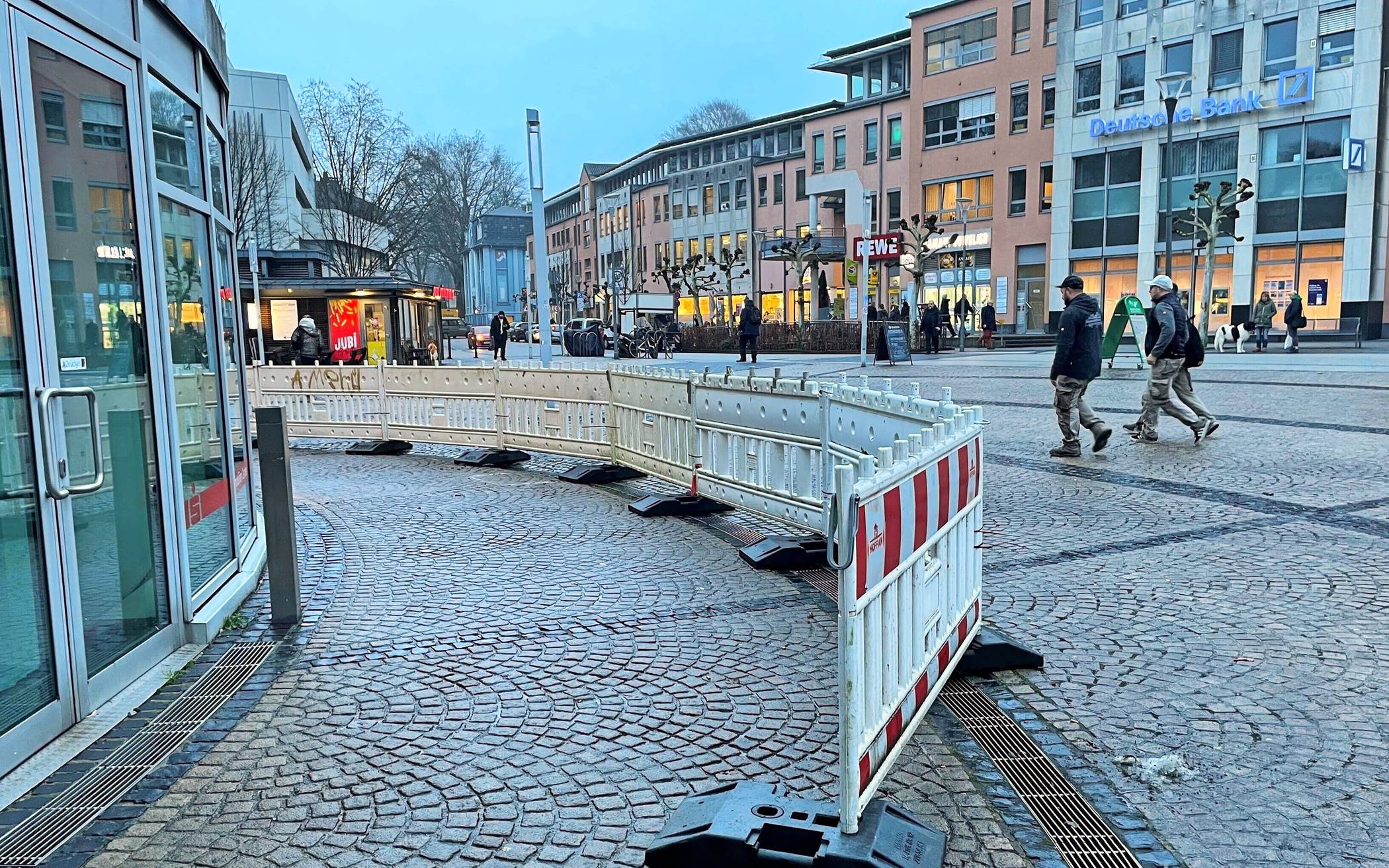 Die Entwässerungsrinnen auf dem Jubiläumplatz sind stark beschädigt worden. Mit einem Bauzaun wurde der Bereich gesichert und für den Wochenmarkt gesperrt. 