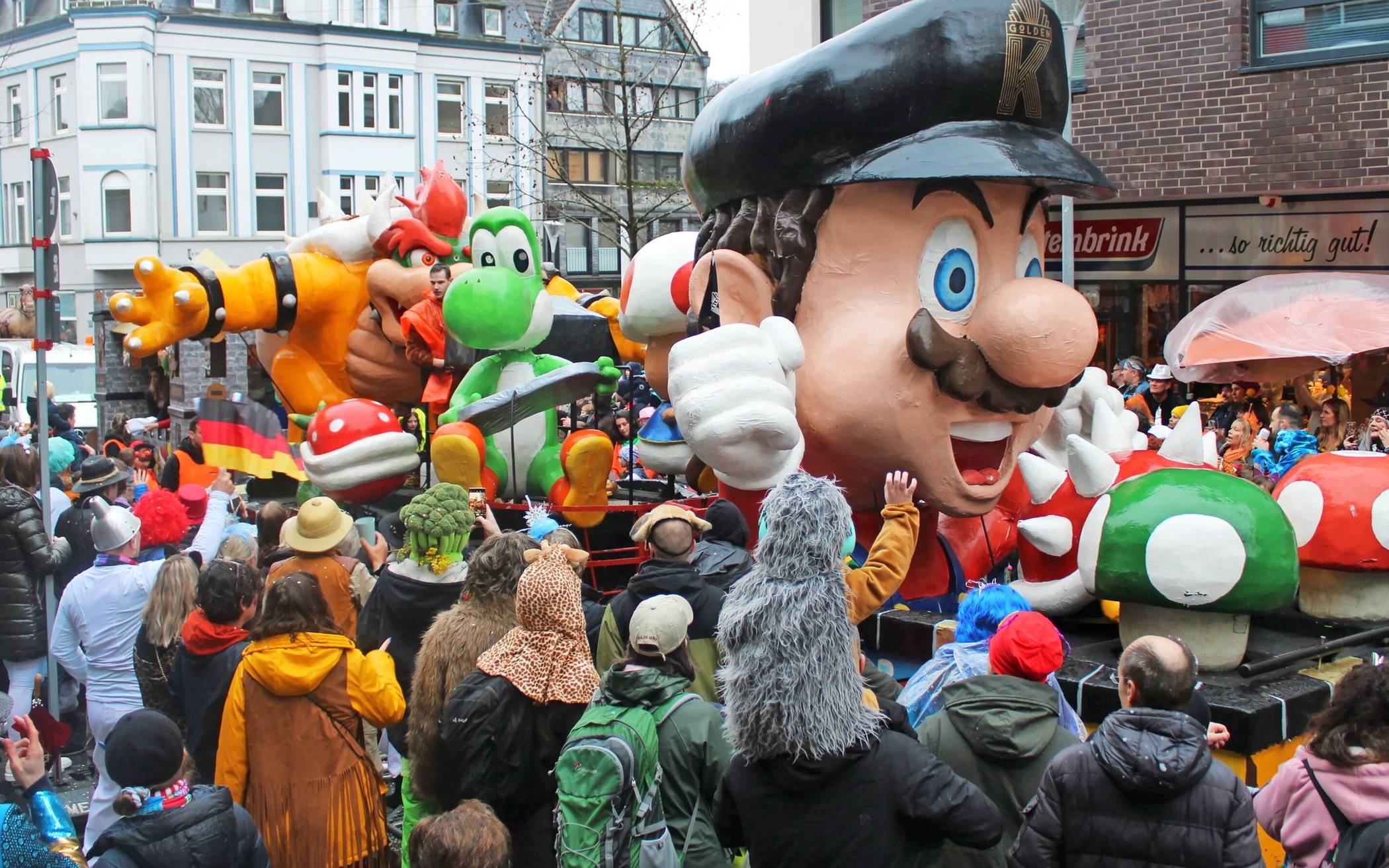 Es wird bunt, es wird laut, es wird voll: Der Mettmanner Karenvalszug lockt zuverlässig bestgelaunte Menschenmassen in die Innenstadt. 