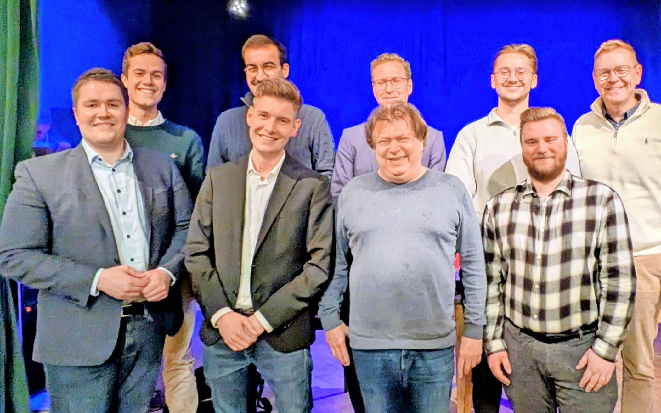 Hintere Reihe von links nach rechts: