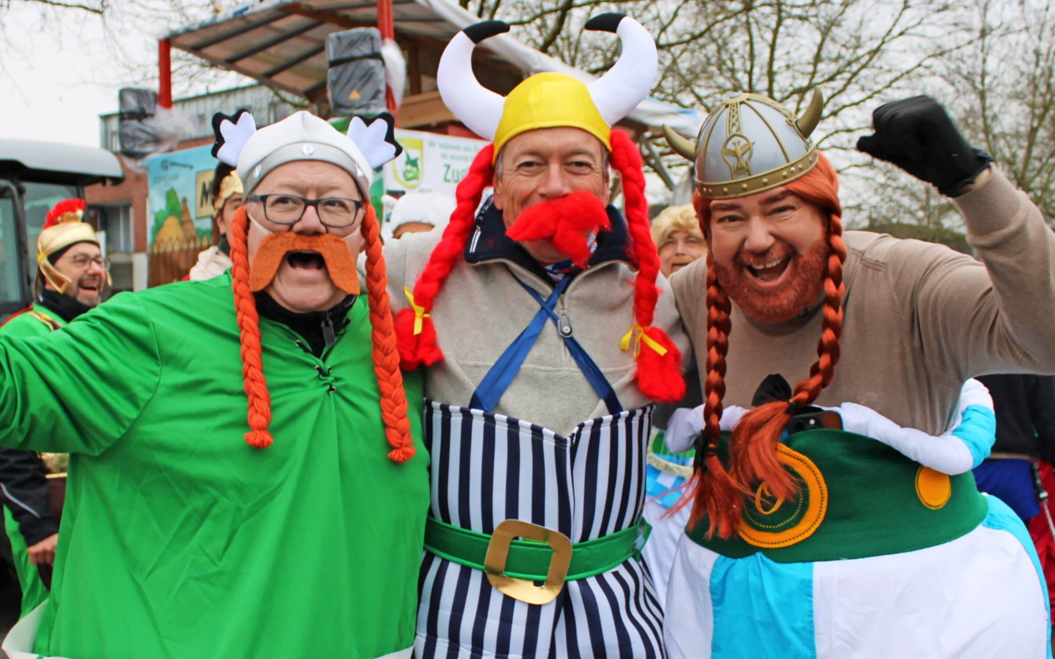 Der Vorstand des Festkomitees Karneval (FKK) in Gallier-Kostümen und ausgelassener Partylaune, von links: Matthias Röhr, Andre Clasen und Jens-Christian Holtgreve. 