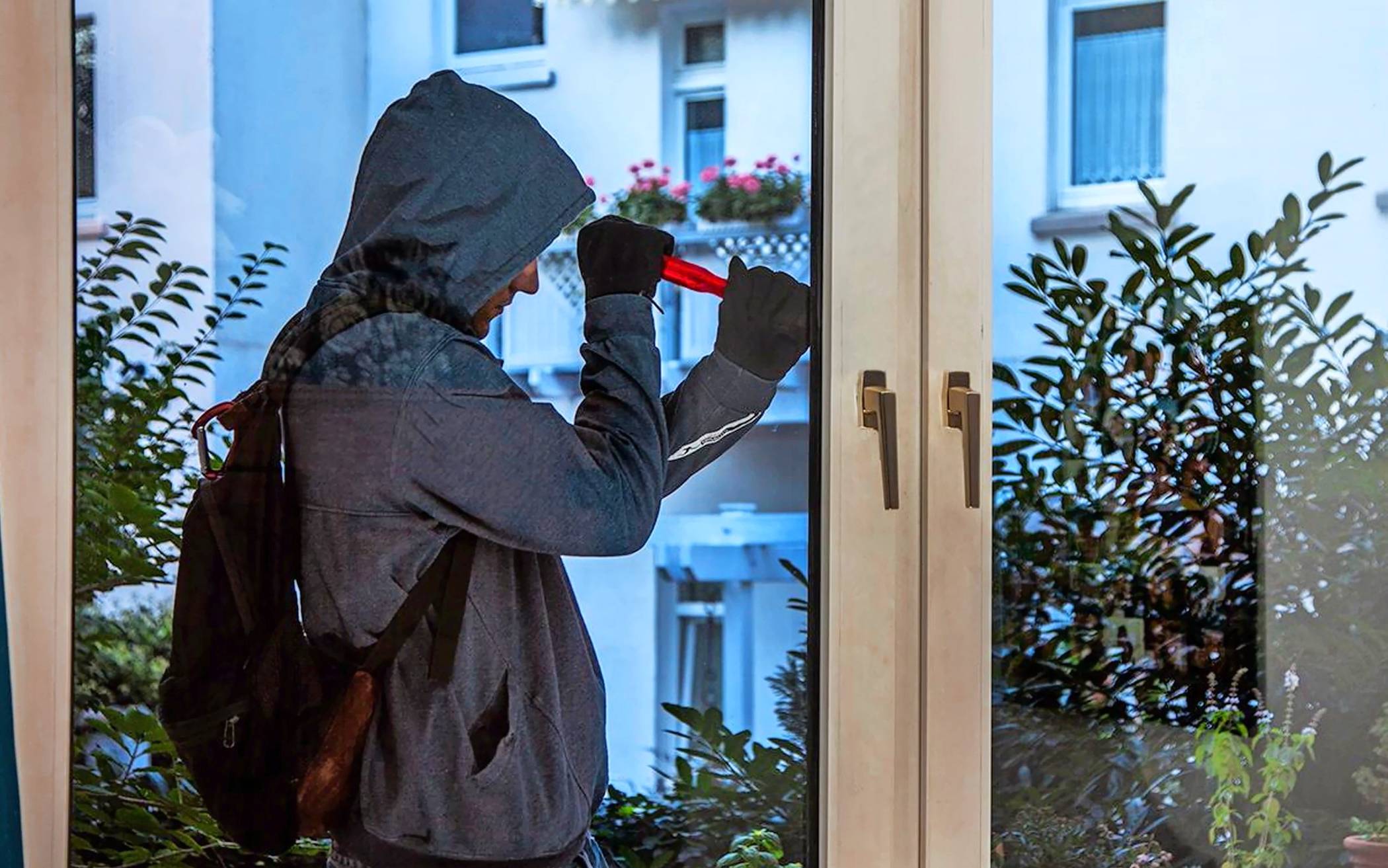 Die Zahl der Wohnungseinbrüche ist in 2025 gestiegen; dies wirke sich auch negativ auf das Sicherheitsgefühl der Menschen aus, sagt die Polizei. 