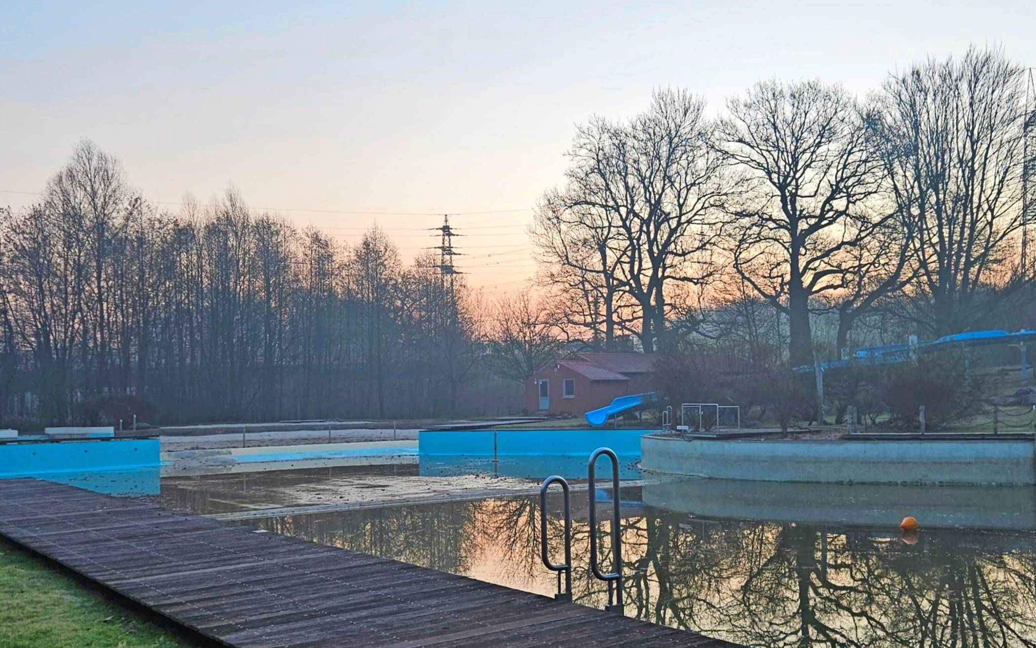 Aktuell noch unbelebt. Aber die Vorbereitungen für die Saison laufen auf Hochtouren, damit es im Sommer so wie auf dem rechten Bild aussieht.  
