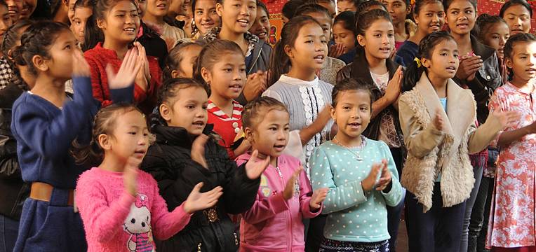 Mädchen und Frauen haben in Nepal