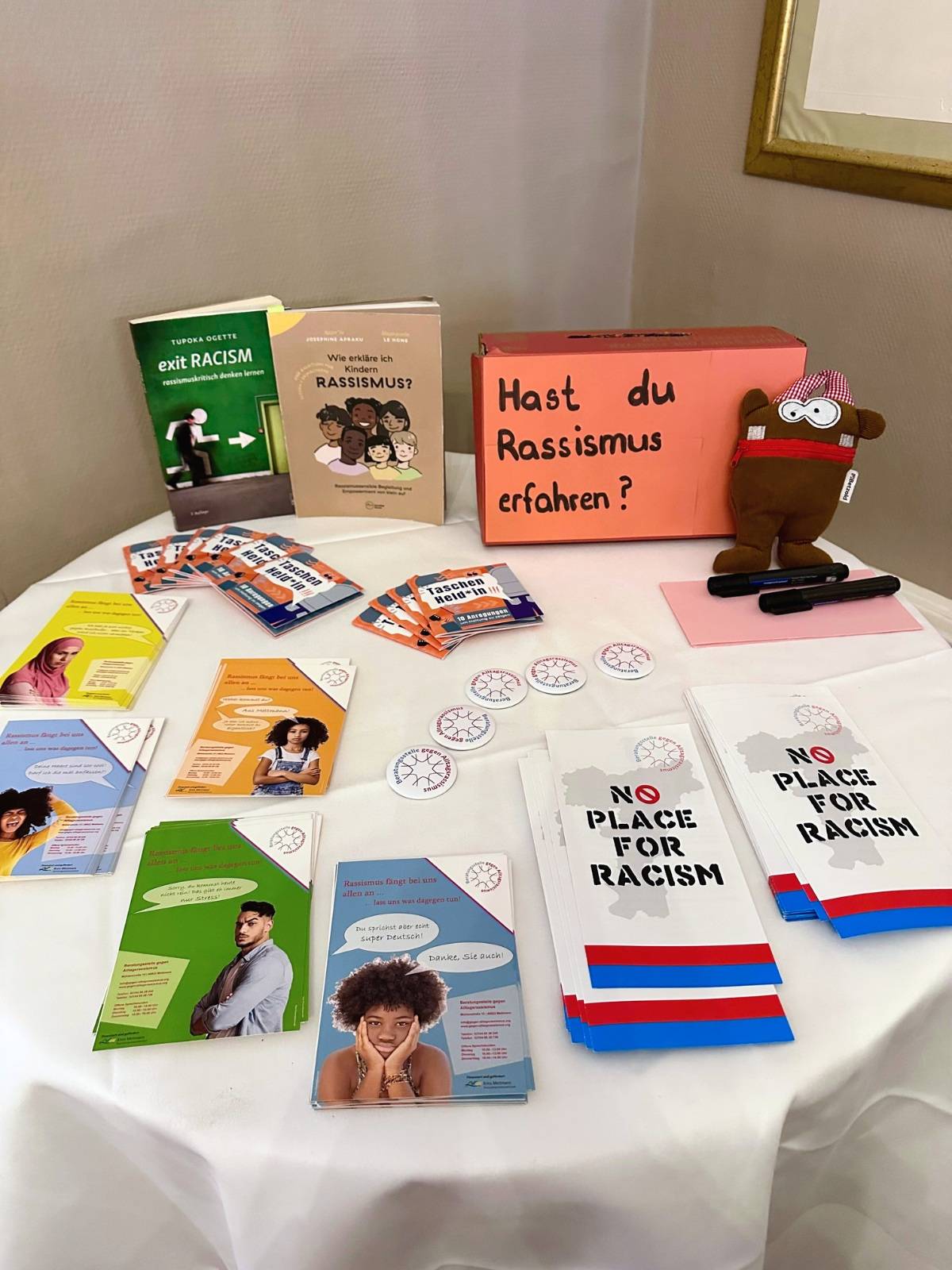  Die Beratungsstelle gegen Alltagsrassismus bietet verschiedene Flyer zum Thema an.   