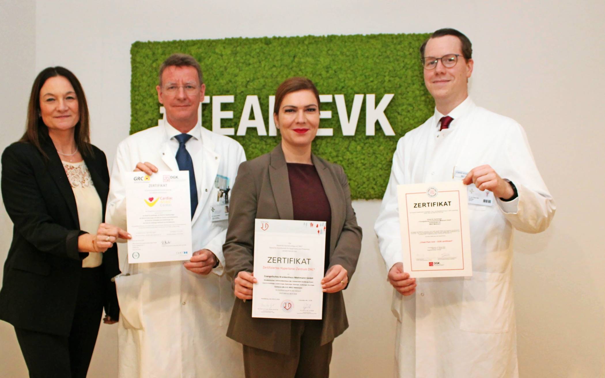  Stolz und Freude über drei Zertifizierungen: Stefanie Wiesebach, Leiterin des Qulitäts- und Risikomanagements, Chefarzt Dr. med. Georg Haltern, Geschäftsführerin Jessica Llerandi Pulido und Oberarzt Dr. med. Philipp Baldia.   