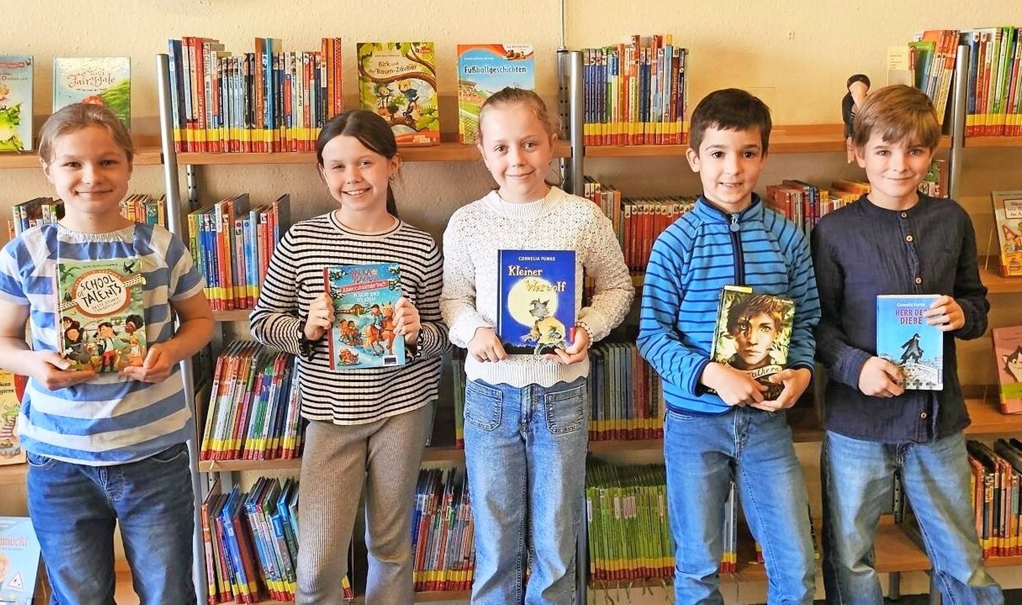  Elisa Grützner, Anna Gütlich, Lia Schulz, Simon Büter und Theo Hansen traten in diesem Jahr zum Vorlesewettbewerb der Grundschulen an. 