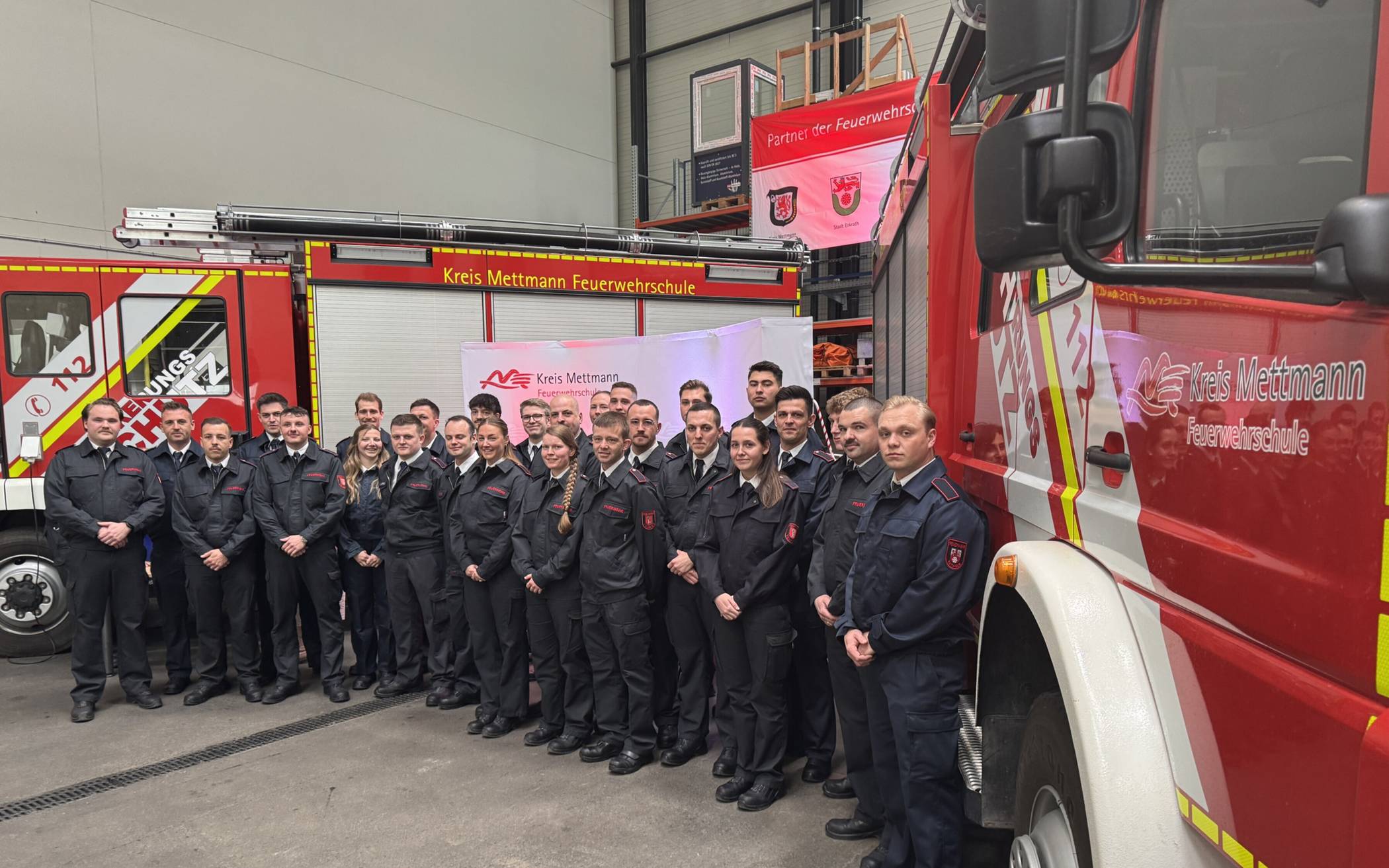 Gruppenfoto mit den Absolventinnen und Absolventen