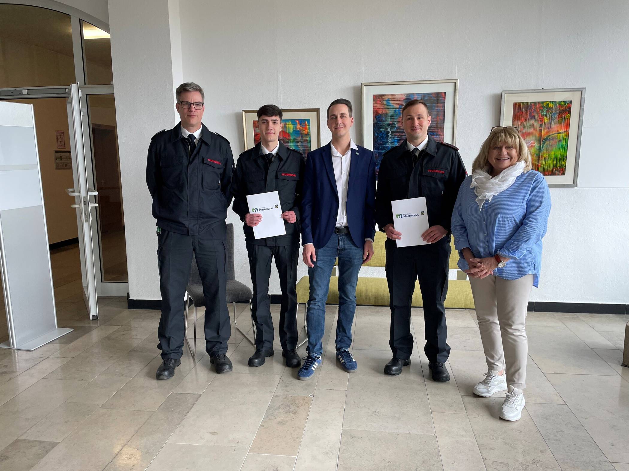   Bürgermeister André Bär mit der Beigeordneten  Veronika Traumann, Arne Vieweg (l.), Abteilungsleiter Technik bei der Feuerwehr, und den Brandmeisteranwärtern Ben Beckmann (2. v. l.) und Sergej Lang.  