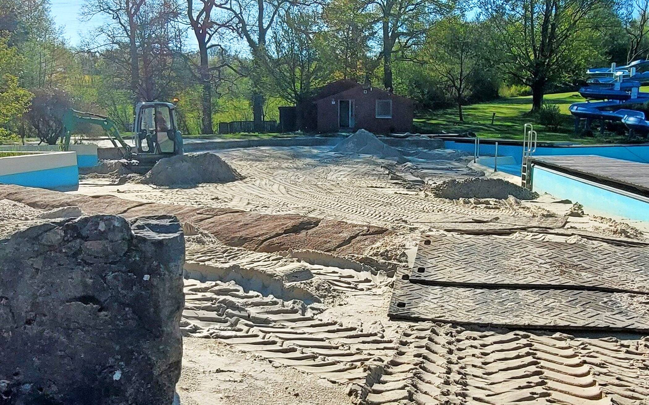 Für den kleinen Urlaub zwischendurch: Der Strandbereich bekommt neuen Sand.
