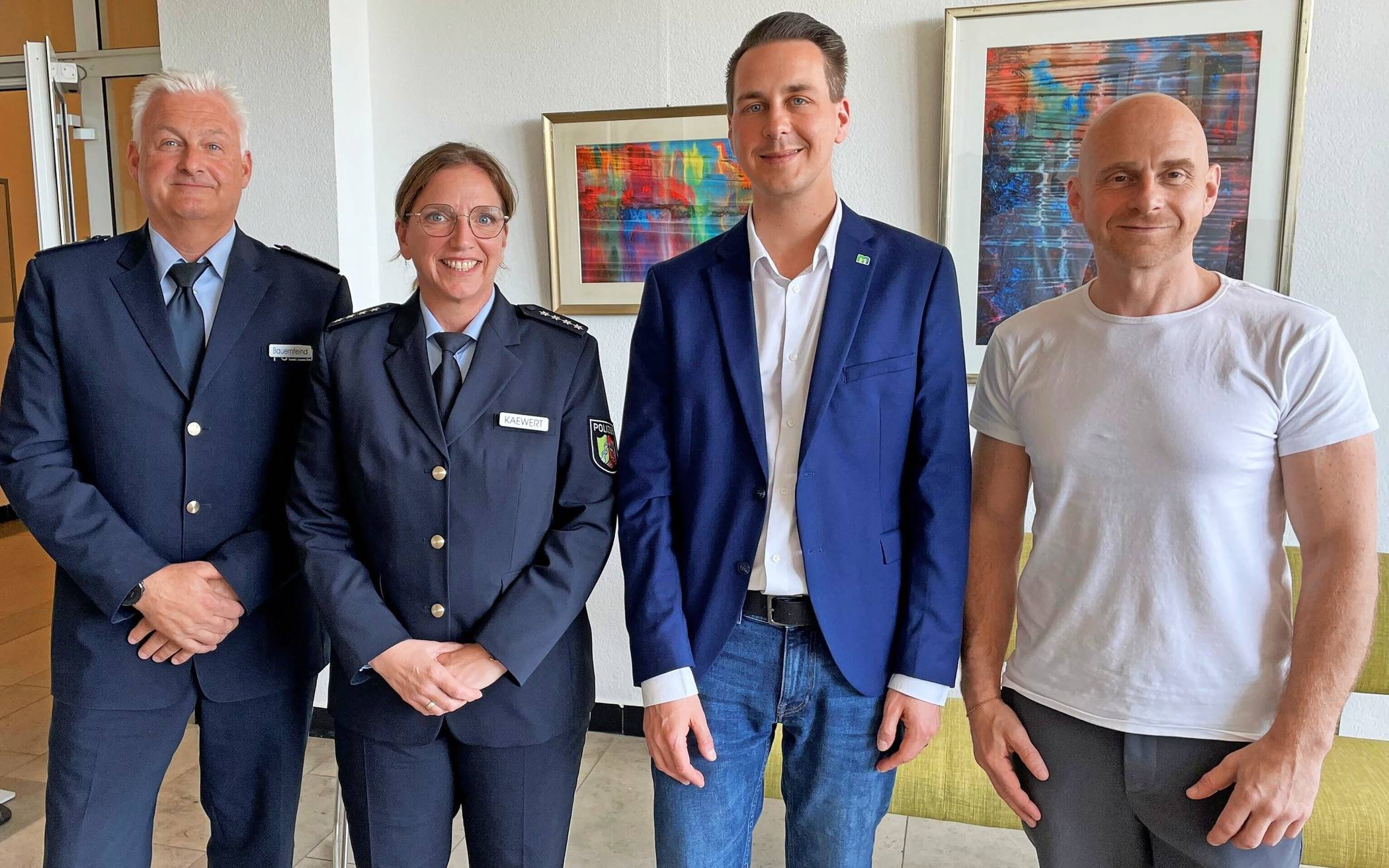 Polizeihauptkommissarin Dominique Kaewert und Erster Polizeihauptkommissar Frank Bauernfeind mit Bürgermeister André Bär und Marcel Neubauer, Leiter des Amtes für Bürgerangelegenheiten und Ordnung.
