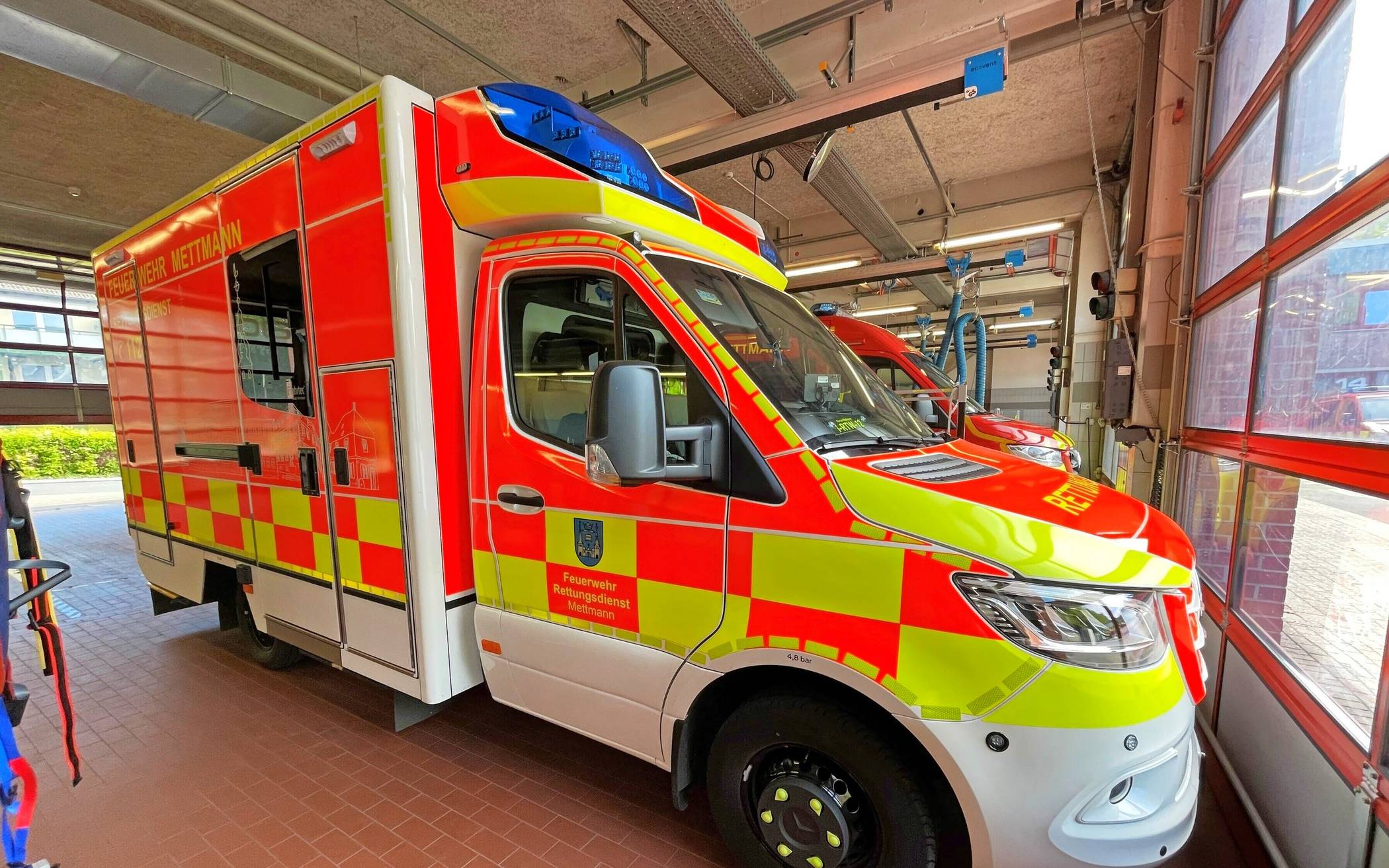 Ein Rettungswagen (RTW) in der Wagenhalle