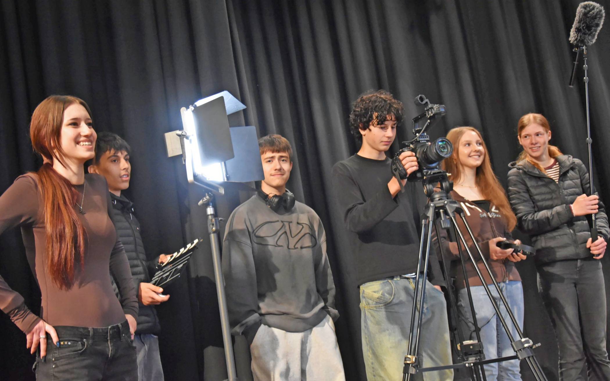  Schüler der Stufe 9 des HHG üben sich als Fernsehtechniker. 