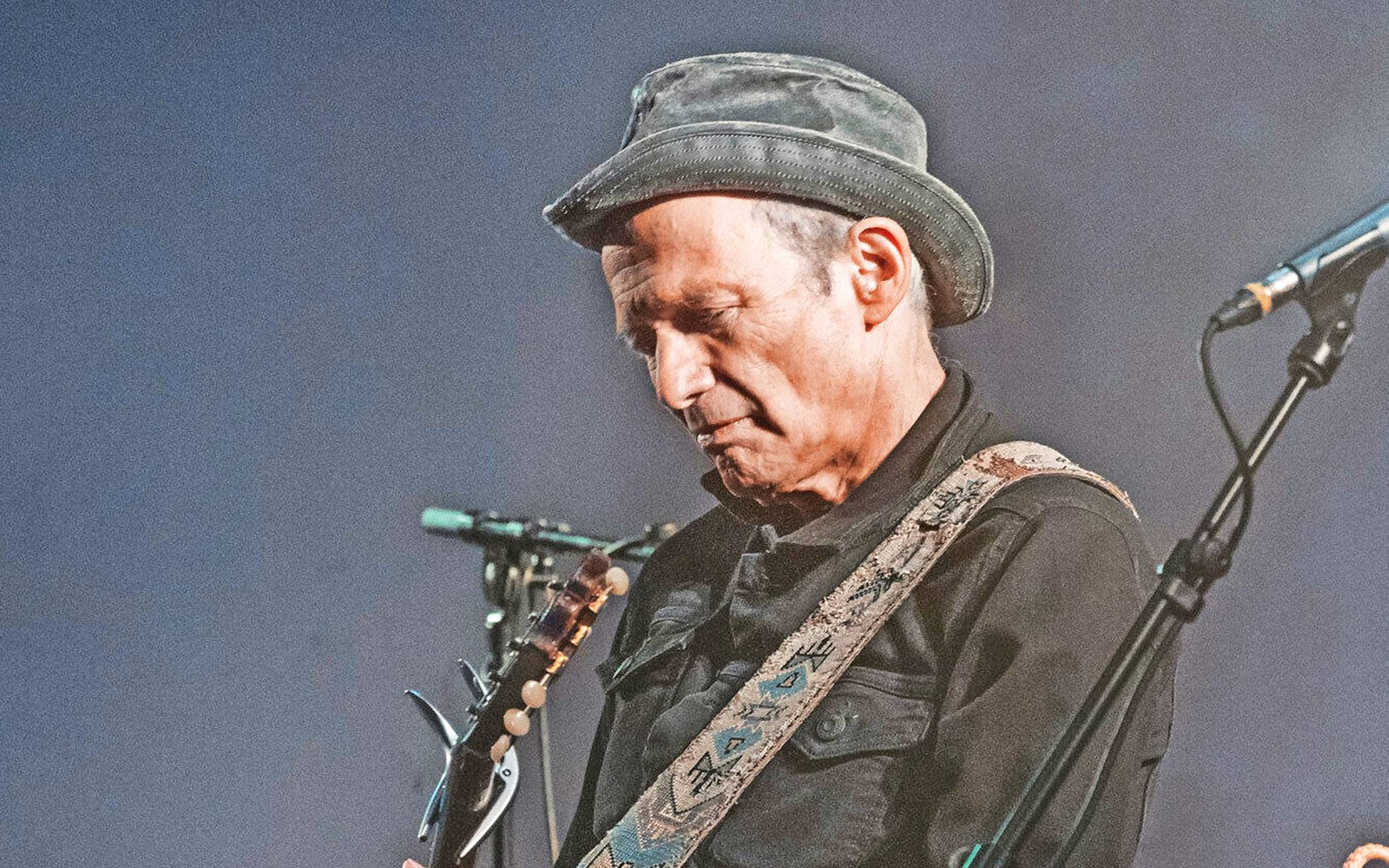 Abi Wallenstein, oft als „Vater der Hamburger Blues-Szene“ bezeichnet, prägt seit den 1960er-Jahren die deutsche Blueslandschaft.   