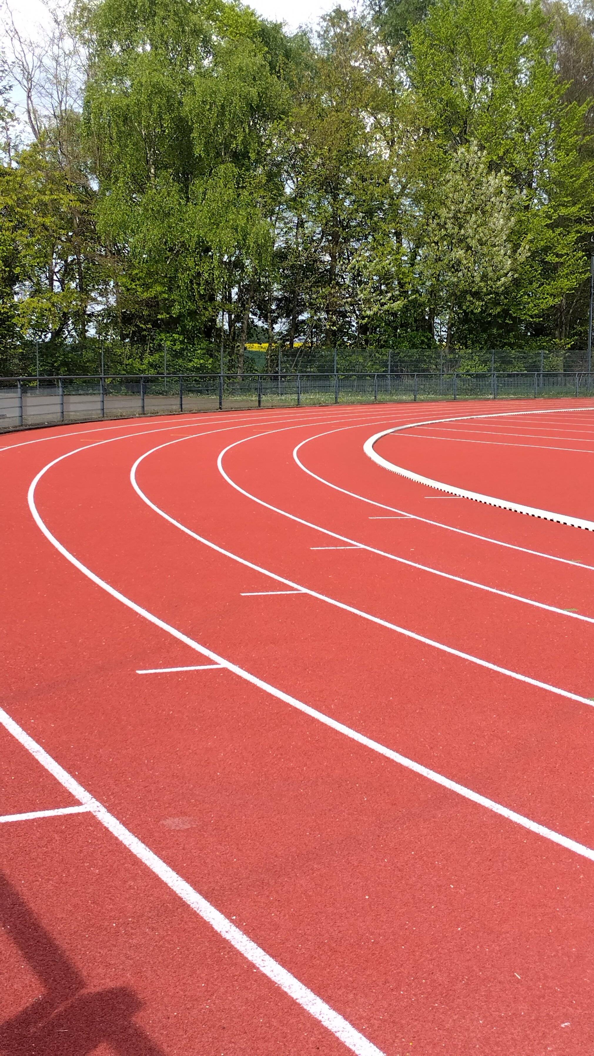  Die Laufbahn auf dem Sportplatz des HHG. 