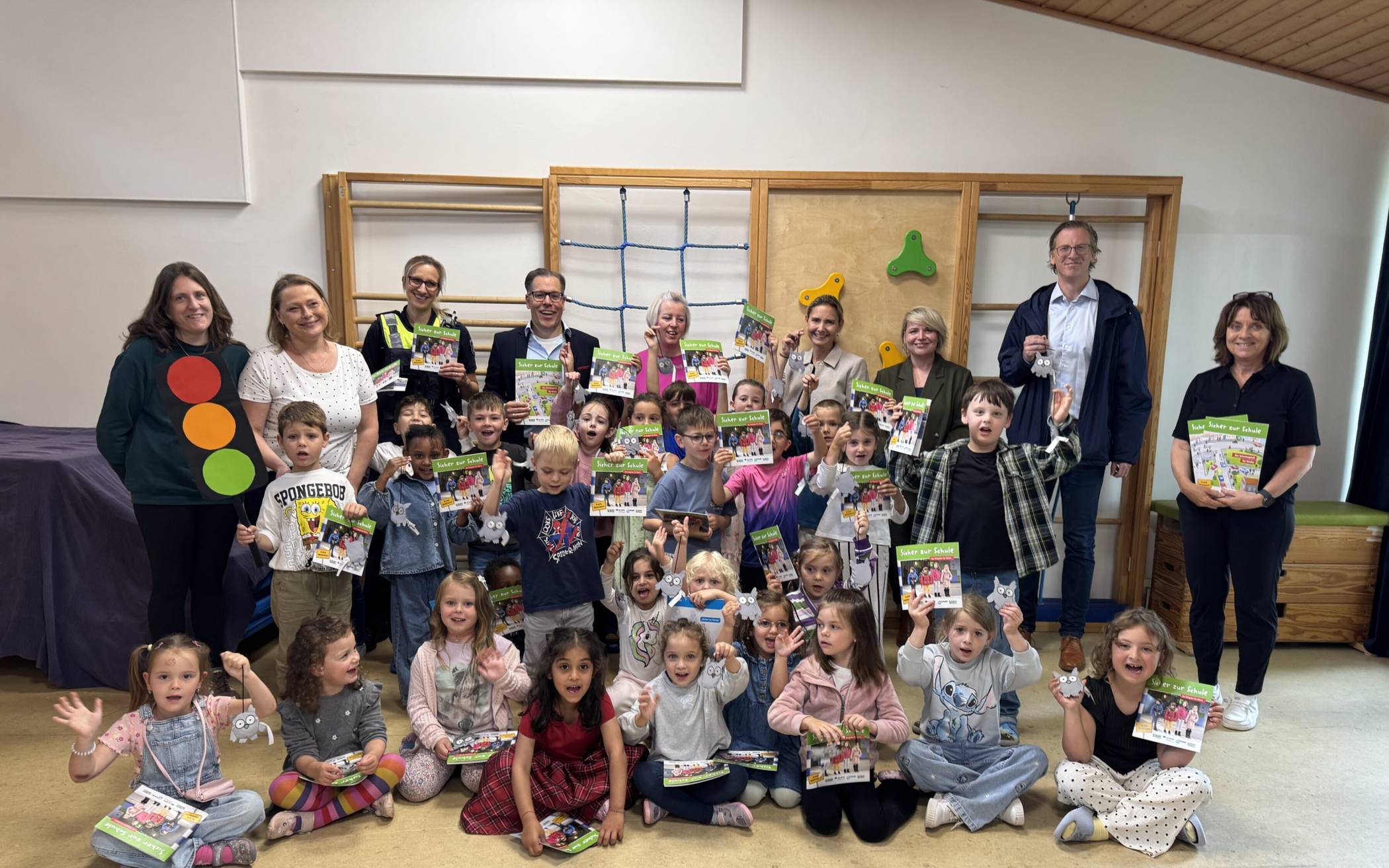(v.li.) Zwei Erzieherinnen der AWO-Kindertagesstätte, Polizeihauptkommissarin Jessica Werner, Sascha Becker (Vorsitzender der Kreisverkehrswacht), eine weitere Erzieherin, Landrätin und Schirmherrin Dr. Bettina Warnecke, Kita-Leiterin Anja Sebat, Gabor Lang (Werksleiter Lhoist) und Projektleiterin Tanja Smigoc.