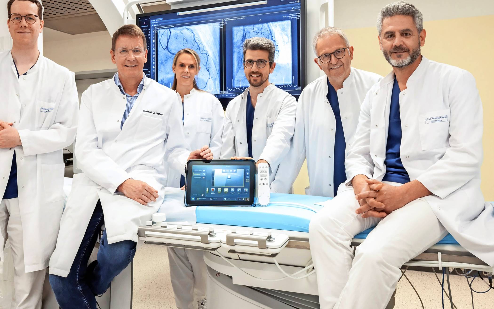 Von links:  Oberarzt Dr. med. Philipp Baldia, Chefarzt Dr. med. Georg Haltern, Oberärztin Dr. med. Eva Schmitz, Oberarzt Petros Kolliopoulos, Oberarzt Dr. med. Thomas Oetken und Oberarzt Dr. med. Hassan Jandali.   