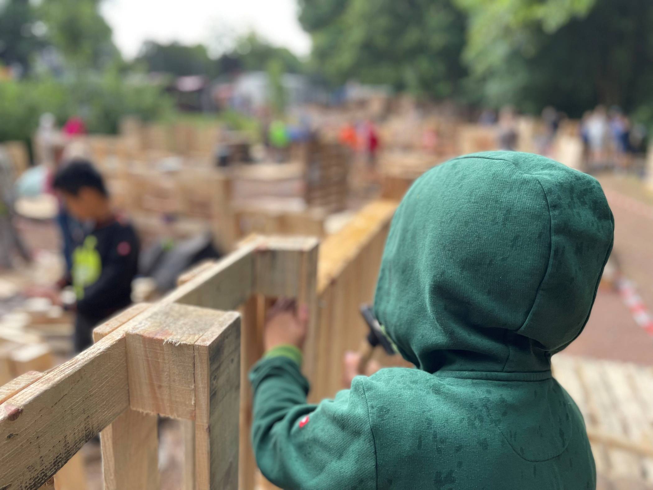  Ein kurzer Regenschauer störte die Kinder nicht beim Bau ihrer Hütte 