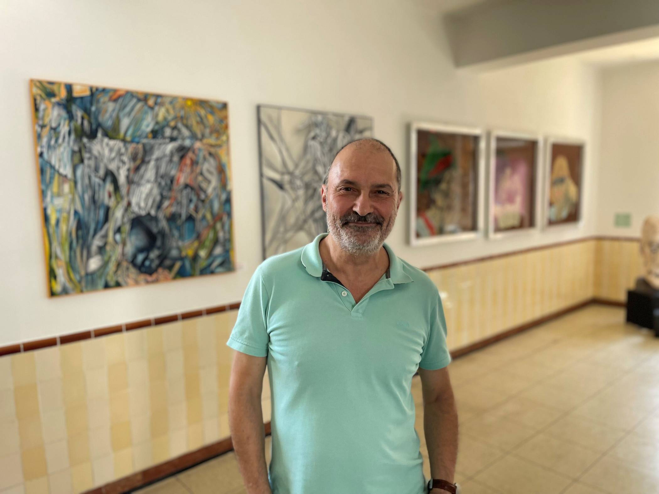 Michalis Papadopoulos, der erste Vorsitzende des Vereins „Kunsthaus Mettmann“, freut sich auf die Vernissage am 25. Juli 2026.