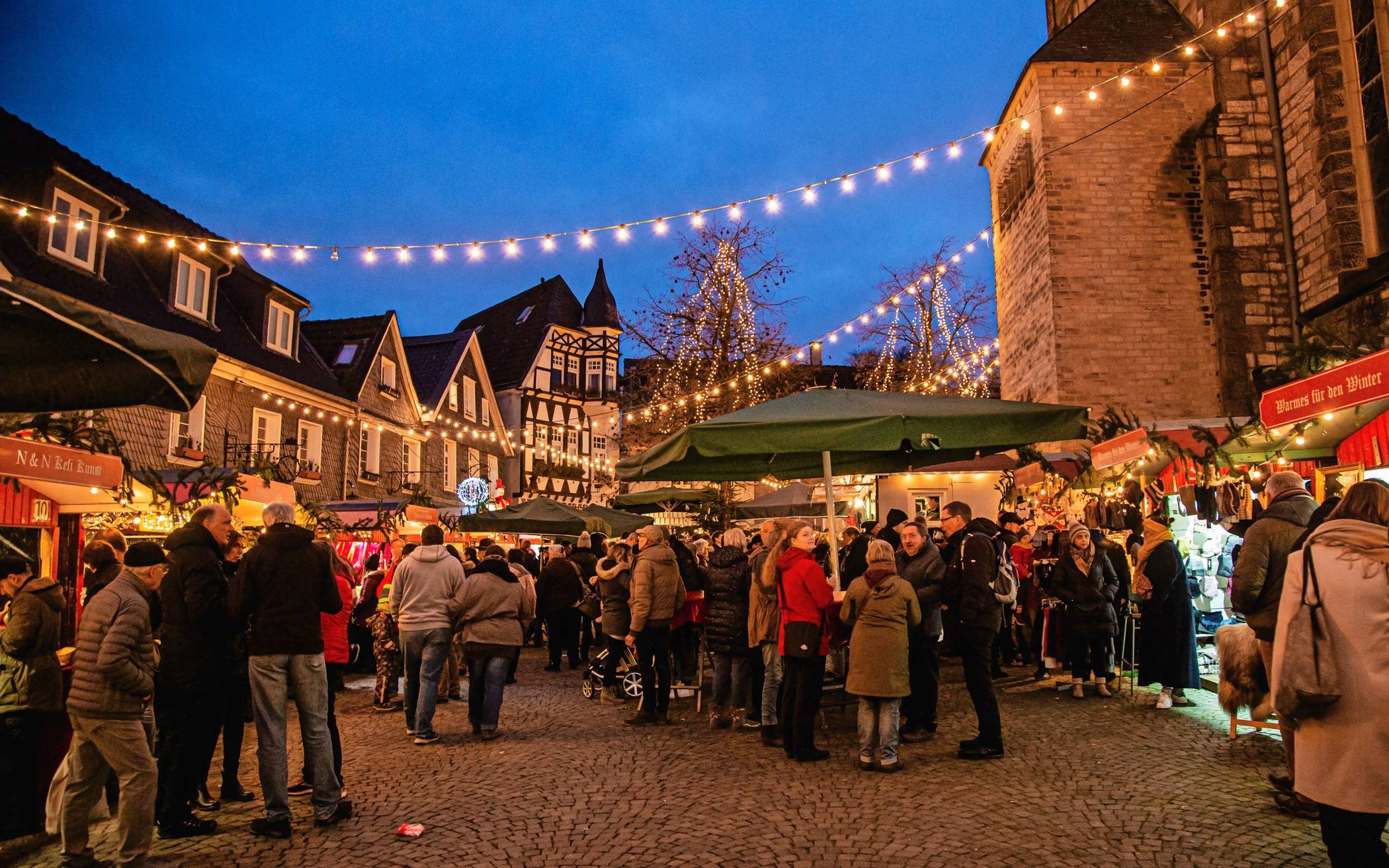  Der Blotschenmarkt ist Tradition: Seit mehr als 50 Jahren lockt der beliebte Weihnachtsmarkt Besucherinnen und Besucher nach Mettmann. 
