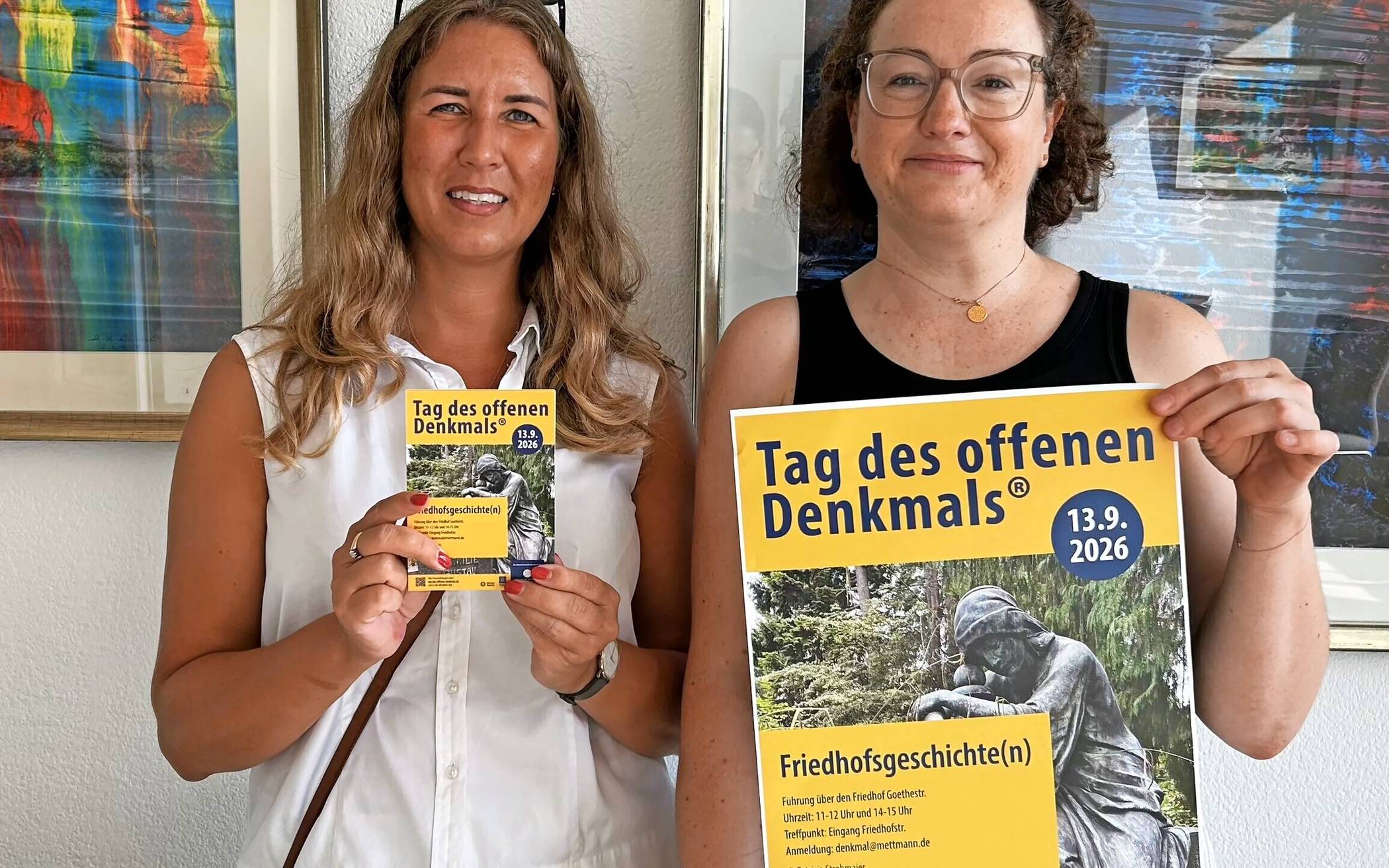 Die Denkmalschützerinnen Dr. Yasmin Renges (l.) und Dr. Patricia Strohmaier laden zu Führungen über den Friedhof Goethestraße ein.  