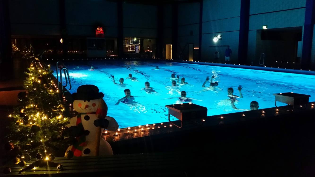 68 Frühschwimmer beim Lichterschwimmen im Hallenbad