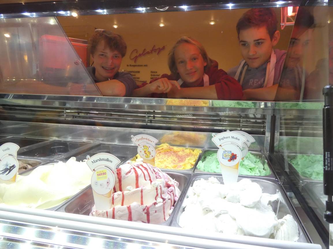  Nach der Eis-Bilanzierung freuen sich (v.l.) Luca, Luuk und Jannis darauf, gleich das selbstgemachte Eis zu probieren. 