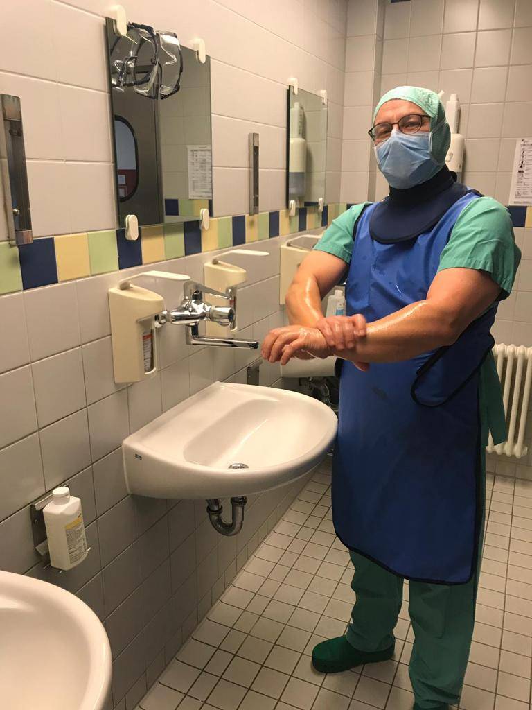 Seit 2018 wendet er das Verfahren der minimal-invasiven Hüftgelenksendoprothetik im EVK...
