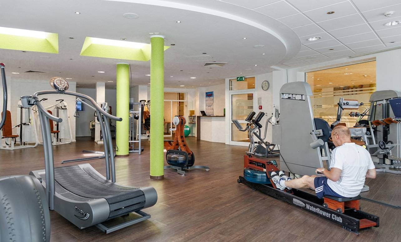 Die ersten Reha-Maßnahmen beginnen schon knapp 12 Stunden nach der OP im Krankenzimmer....