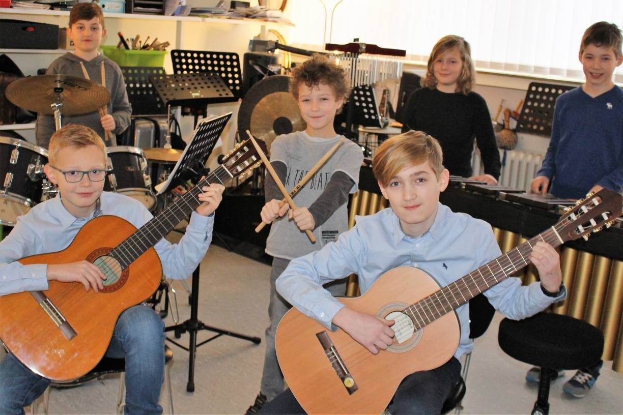  Die Nachwuchsmusiker bereiten sich auf ihren ersten Auftritt bei dem Regionalentscheid von „Jugend musiziert“ vor: Philipp, Giv, Nils, Lucian, Bjarne und Simon. 