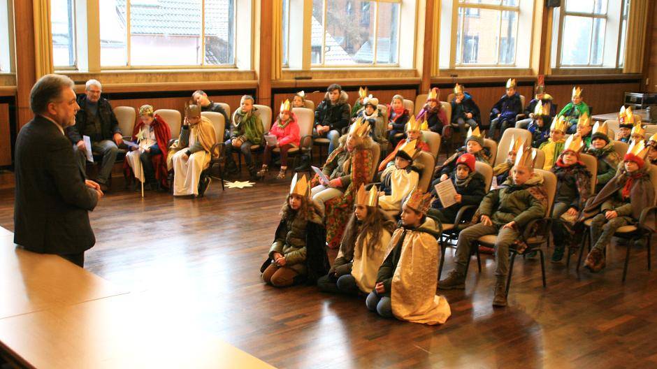 Sternsinger besuchten Rathaus und Feuerwehr