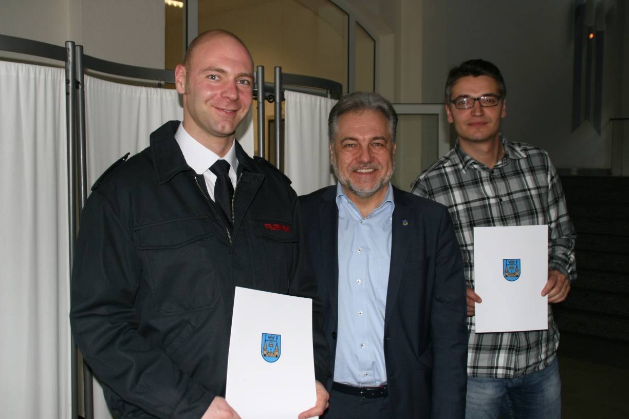  Bürgermeister Thomas Dinkelmann mit Christoph Bach (l.) und Kamil Sliz. 