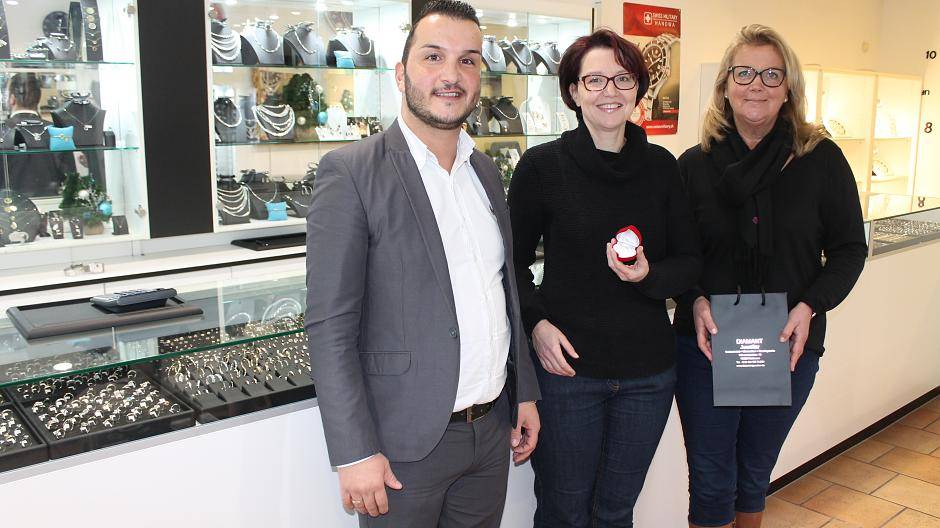 Eray Cöcelli, der Geschäftsinhaber von Diamant Juwelier auf der Schwarzbachstraße,...