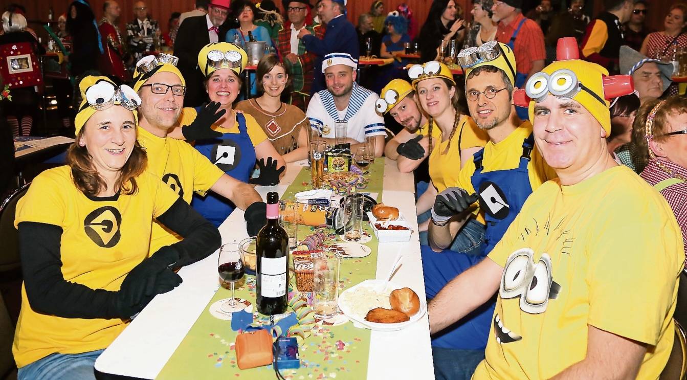  Die Karnevalspartys in der Stadthalle sind sehr beliebt. Es gibt wenig Sitzungskarneval und ganz viel Spaß und Tanz. 